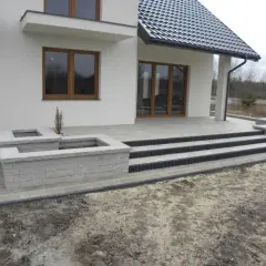 Jaka kostka brukowa na schody zewnętrzne? 5 kluczowych cech