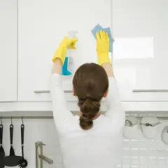 Jak skutecznie myć lakierowane szafki w kuchni - sprawdzone metody