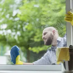 Czym umyć okna jak nie ma płynu? Skuteczne domowe metody
