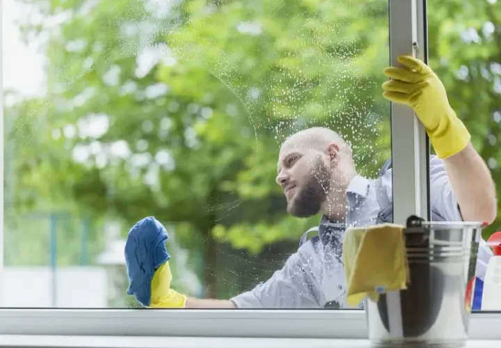 Czym umyć okna jak nie ma płynu? Skuteczne domowe metody