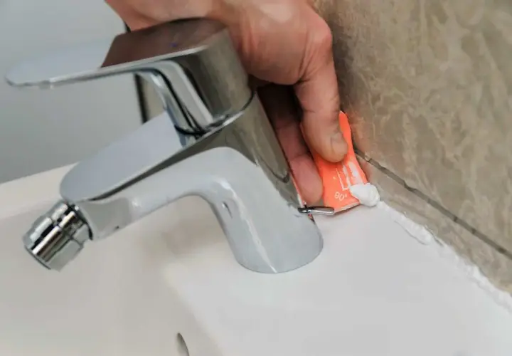 Jak skutecznie wyczyścić silikon w łazience - 5 sprawdzonych metod