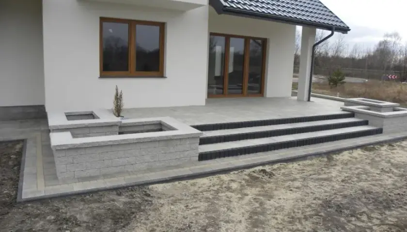 Jaka kostka brukowa na schody zewnętrzne? 5 kluczowych cech
