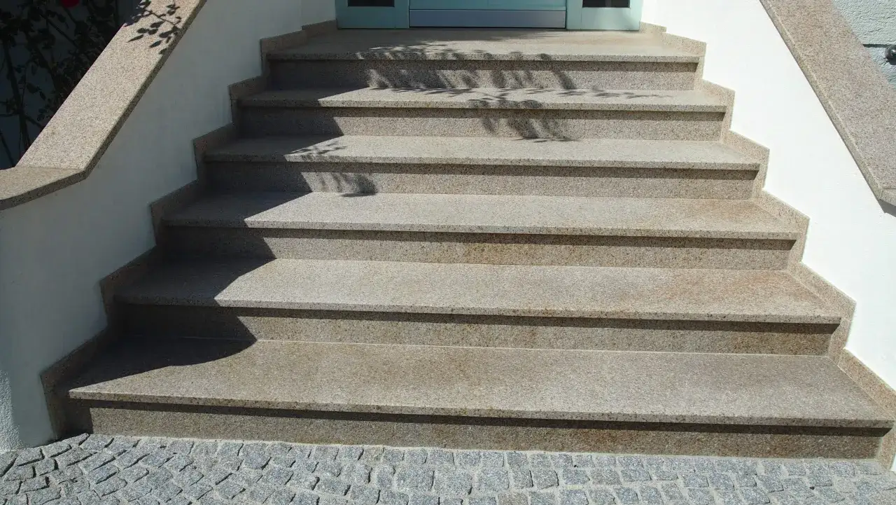 Zdjęcie Czym wyczyścić schody granitowe: 7 skutecznych sposobów